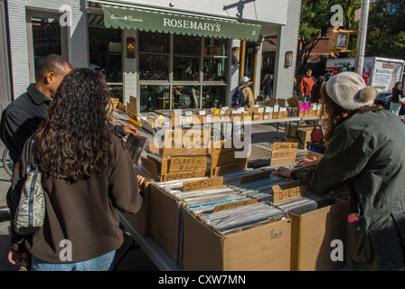 New York City, New York, Stati Uniti, persone che fanno acquisti per la Vintage Vinyl Music Records allo Street Festival nell'area del Greenwich Village, in Greenwich Avenue, Manhattan, negozi di dischi Foto Stock