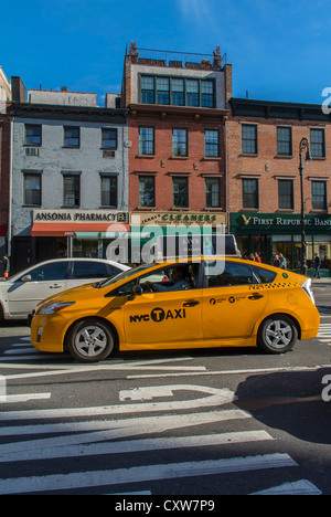 New York City, NY, STATI UNITI D'AMERICA, giallo Taxi guida sulla Sesta Avenue nel Greenwich Village, Manhattan Foto Stock