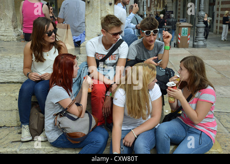 Gruppo di studenti italiani in Piazza delle Erbe, Verona, provincia di Verona, regione Veneto, Italia Foto Stock