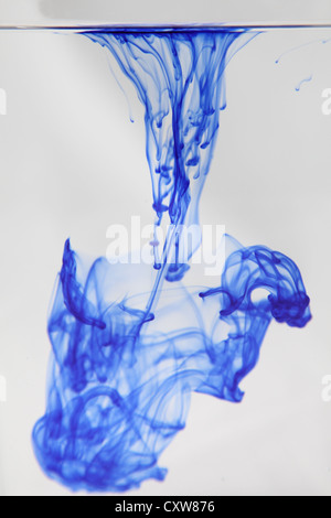 Un inchiostro blu cascata in acqua. Foto Stock
