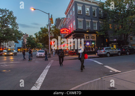 New York City, New York, USA, Street Scenes, Crosswalk su Hudson Street, nell'area del "Greenwich Village", Manhattan, notte Foto Stock