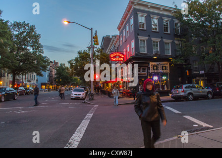 New York City, NY, STATI UNITI D'AMERICA, scene di strada, 'White Horse Tavern' Bar di notte sulla via di Hudson, nel West Village, Manhattan Foto Stock