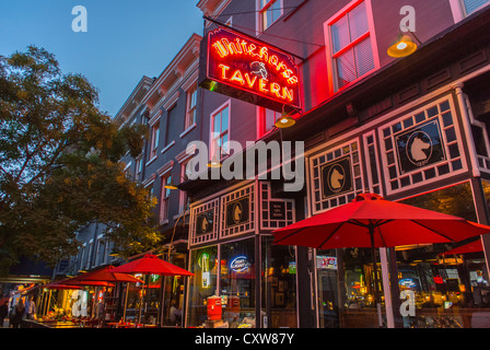 New York City, NY, STATI UNITI D'AMERICA, scene di strada, 'White Horse Tavern Bar", all'insegna al neon di notte sulla via di Hudson, in 'West Village' Area, Manhattan Foto Stock