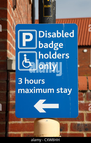 Un parcheggio disabili firmare in un parcheggio in U.K. Foto Stock