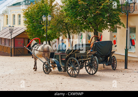 Horsecarts con gli attori su una strada della citta'. Foto Stock