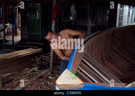 Costruttore di barca tradizionale sul cantiere di Banjarmasin Foto Stock