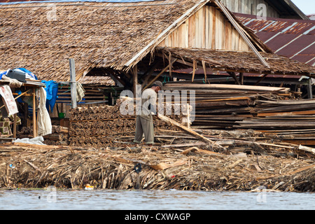 Le rive dei fiumi in Banjarmasin, Indonesia Foto Stock