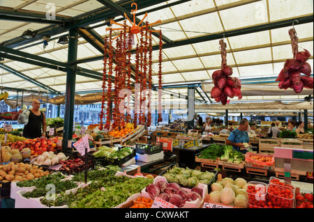 Mercato di frutta e verdura, il Mercato di Rialto, Venezia, Italia. Foto Stock