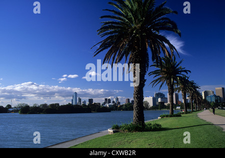 Australia, Melbourne, Albert Park Lake con la città di Melbourne skyline di sfondo. Foto Stock
