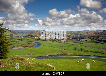 Una vista di Machynlleth, POWYS, ad ovest della città dalla cima di un misuratore 100 hill mostra il fiume dovey e delle aree circostanti Foto Stock