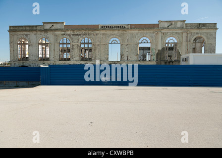 Isolati annuncio antico edificio decadente Foz do Douro oceano Atlantico costa, Porto, Portogallo Foto Stock