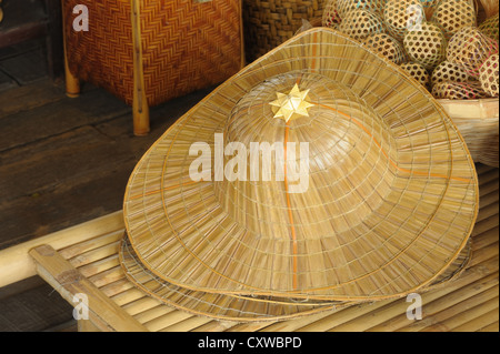 Hat vimini tailandese è fatta a mano al mercato locale vicino a Bangkok, Thailandia. Foto Stock