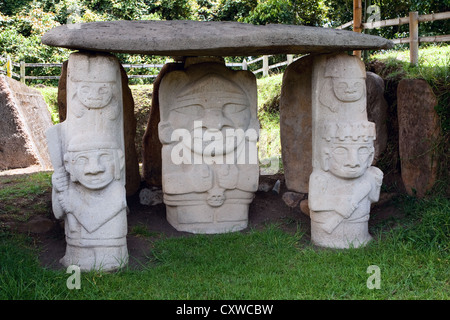 Metitia B ad 1 - 900 - ingresso tomba custodito, San Agustin, Sito Archeologico, Colombia Foto Stock