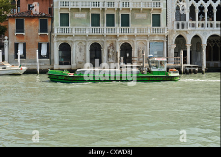 Barge sul Grand Canal, Venezia, Italia. Foto Stock