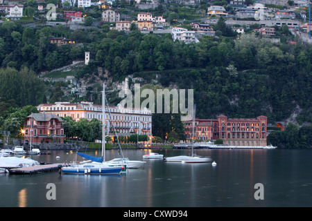 Una bella e pittoresca vista da Cernobbio Como, Italia, Lago di Como, barche, alberghi photoarkive Foto Stock