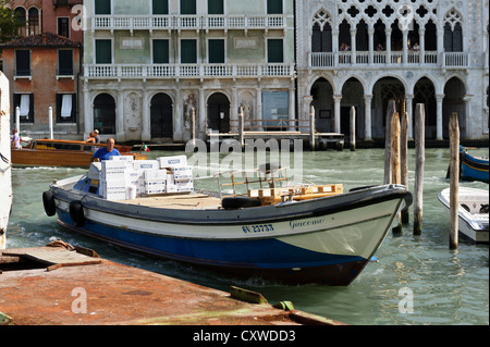 Chiatte che trasportano merci sul Grand Canal, Venezia, Italia. Foto Stock
