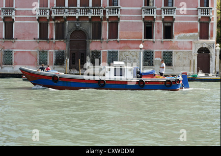 Barge in viaggio sul Grand Canal, Venezia, Italia. Foto Stock