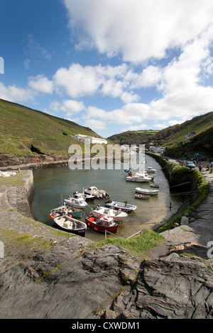 Boscastle, un villaggio di pescatori sulla costa settentrionale della Cornovaglia, Inghilterra, Regno Unito Foto Stock