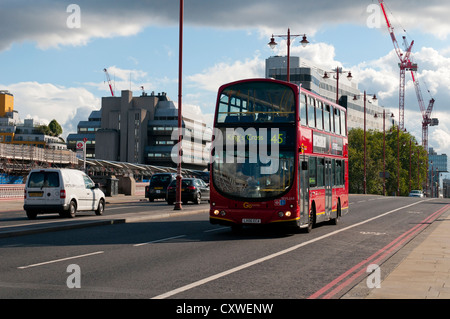 A double decker bus on Blackfriars Bridge, London. Foto Stock