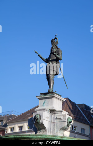 Fontana con la statua di Carlo Magno nella città tedesca Aachen Foto Stock