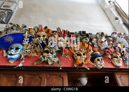 Dipinto a mano veneziana maschere viso, Venezia, Italia. Foto Stock