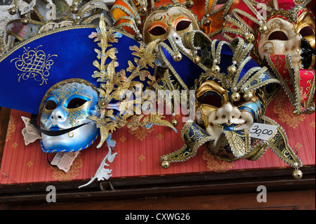 Dipinto a mano veneziana maschere viso, Venezia, Italia. Foto Stock