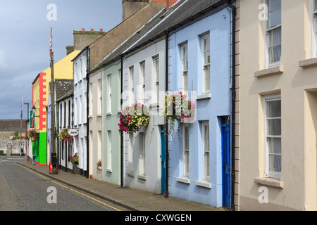 Fila di tradizionali colorate case a schiera su strada nel caratteristico villaggio irlandese di Glenarm, County Antrim, Irlanda del Nord, Regno Unito Foto Stock