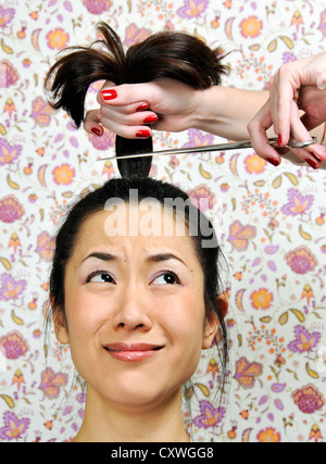 Un temibile donna con capelli fradici cut off Foto Stock