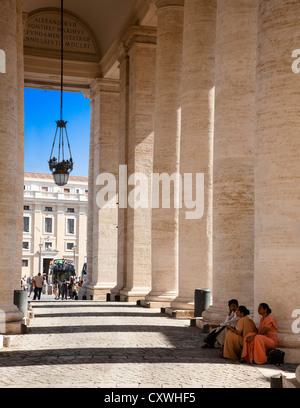 Il colonnato del Bernini, Piazza San Pietro e la Città del Vaticano, Roma, Italia. Foto Stock