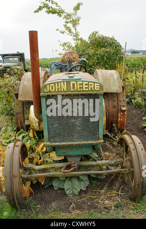 Il vecchio trattore John Deere in una fattoria in Ladner, Delta, British Columbia, Canada Foto Stock