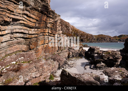 Erosi in arenaria sedimentaria strati di roccia a strapiombo a bella Camas Daraich Bay, vicino al punto di Sleat, Skye, Scotland, Regno Unito Foto Stock