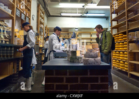 Interni del negozio di formaggi Neals Yard Dairy con scaffali di formaggi Al Borough Market London Bridge Southwark London UK Foto Stock