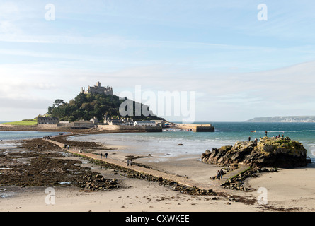 La gente che camminava per St Michaels Mount durante la bassa marea del supporto sulla costa della Baia di Cornwall Inghilterra REGNO UNITO Foto Stock