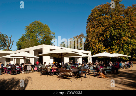 Occupato cafè a Chiswick House, Chiswick, London Regno Unito Foto Stock