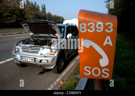 Shogun Mitsubishi auto traino di caravan ripartiti sul disco di spallamento AUTOSTRADA DEL REGNO UNITO Foto Stock