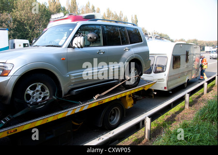 Shogun Mitsubishi auto traino di caravan ripartiti sul disco di spallamento AUTOSTRADA DEL REGNO UNITO Foto Stock