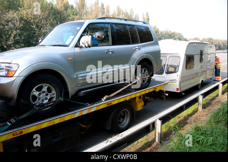 Shogun Mitsubishi auto traino di caravan ripartiti sul disco di spallamento AUTOSTRADA DEL REGNO UNITO Foto Stock