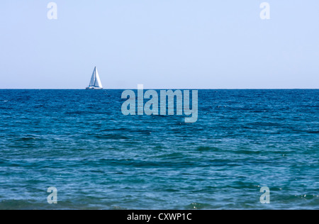Barca a vela bianca sul mare aperto. Foto Stock