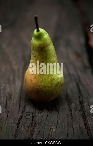 Close up di pera su tavola Foto Stock