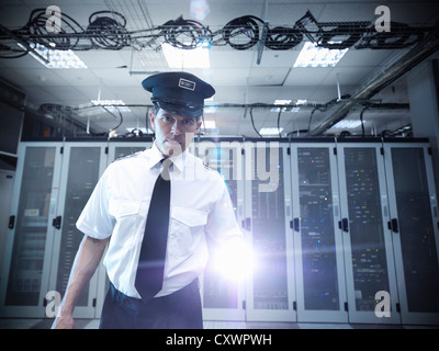 La guardia di sicurezza in piedi in sala server
