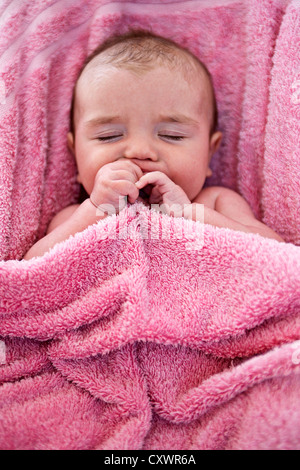 Close up del neonato in rosa asciugamano Foto Stock