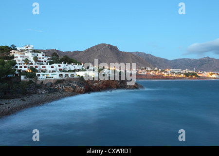 Costa Mediterranea di notte. Isla Plana, Costa Calida, Regione Murcia Spagna Foto Stock