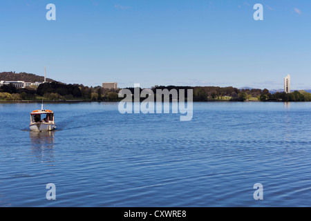 Elettrica piccola barca sul Lago Burley Griffin, nazionali con il Carillon in background, Canberra, Australia Foto Stock