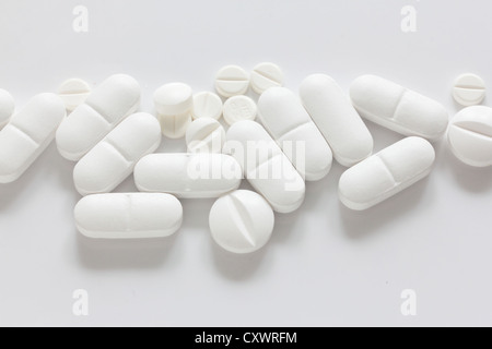 Pila di pillole sul contatore Foto Stock