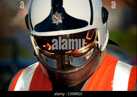 Pompiere Fireman Casco con visiera riflettente verso il basso guarda il rango di Manager Foto Stock