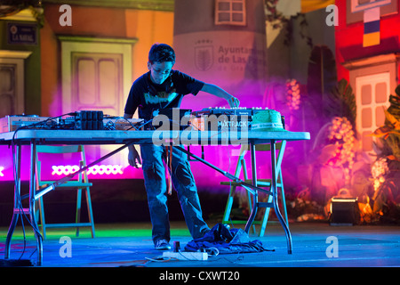 LAS PALMAS SPAGNA-ottobre 06, 2012: Unidentified 11 anni DJ, dalle isole Canarie, sul palco durante un festival locale Foto Stock