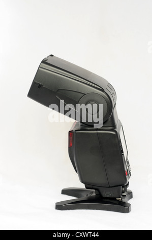 Flash Speedlight su sfondo bianco Foto Stock