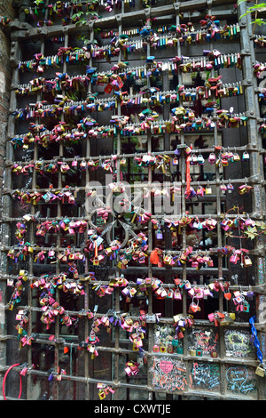 Lucchetti con amore i messaggi sul muro, la Casa di Giulietta, Verona, provincia di Verona, regione Veneto, Italia Foto Stock