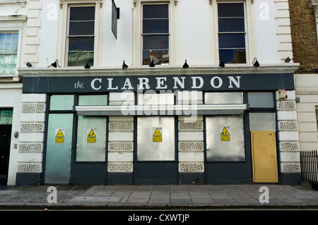 La posizione di chiusura e intavolato Clarendon public house a Belgravia, Londra. Foto Stock