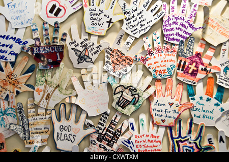 Papercut mani in memoria delle vittime del 9/11 - San Paolo cappella - New York City, Stati Uniti d'America Foto Stock